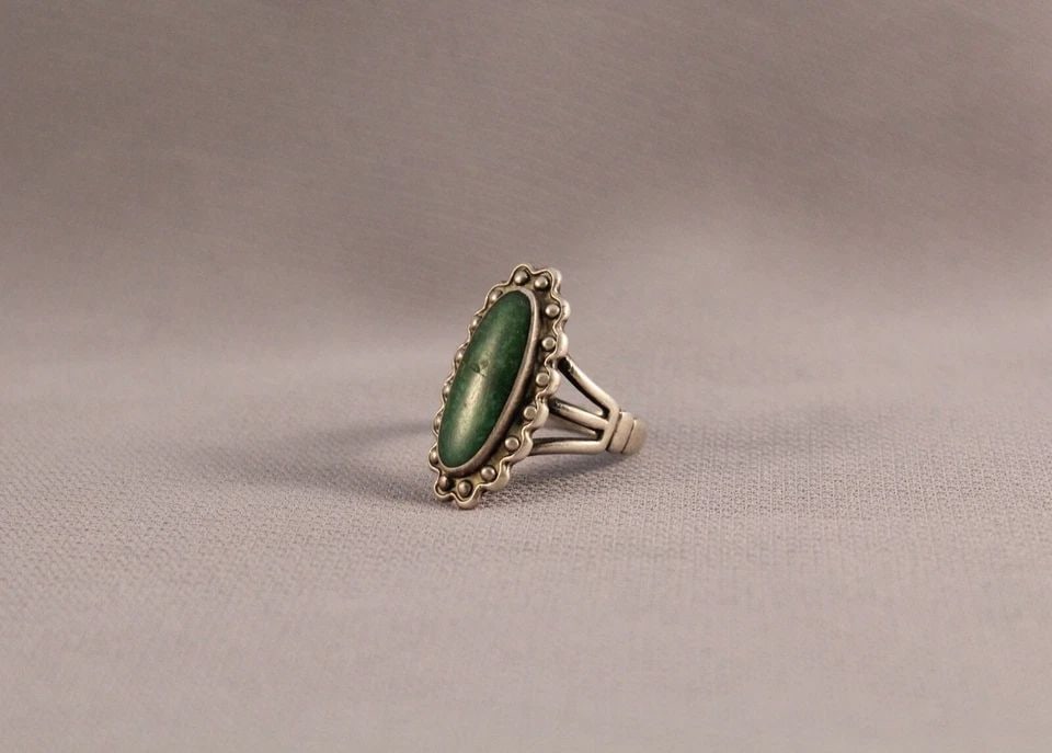 OLD PAWN NAVAJO STERLING SILVER AND TURQUOISE RING SIZE 6 1/2: OLD PAWN NAVAJO STERLING SILVER AND TURQUOISE RING SIZE 6 1/2 Item Description: 1" tall P