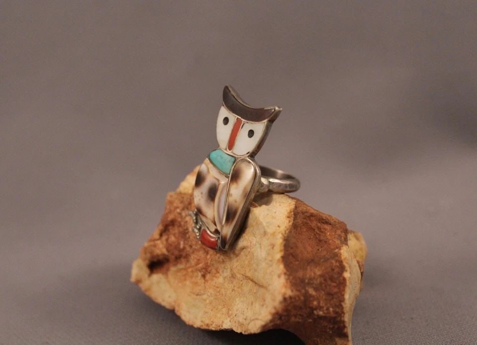 OLD ZUNI OWL SILVER INLAYED RING SIZE 6: OLD ZUNI OWL SILVER INLAYED RING SIZE 6 Item Description: 1 3/8" tall P