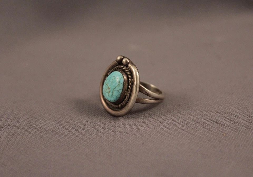 OLD PAWN NAVAJO STERLING SILVER AND TURQUOISE RING SIZE 6 1/2: OLD PAWN NAVAJO STERLING SILVER AND TURQUOISE RING SIZE 6 1/2 Item Description: 7/8" tall