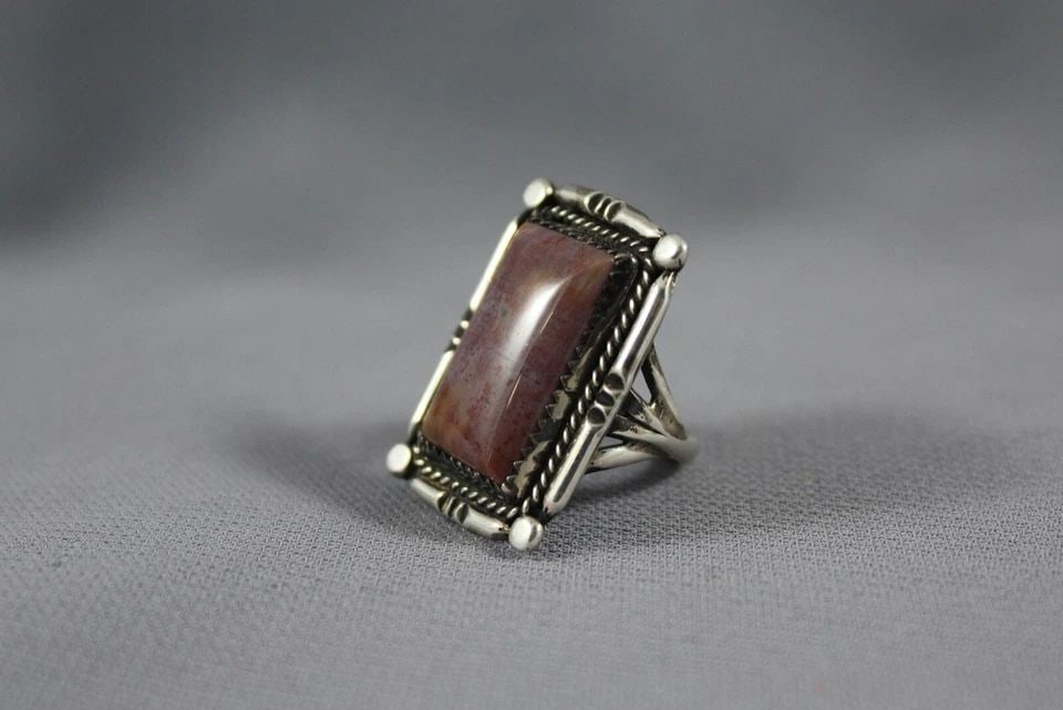 OLD PAWN NAVAJO STERLING SILVER AND PINK AGATE STONE RING SIZE 5 3/4: OLD PAWN NAVAJO STERLING SILVER AND PINK AGATE STONE RING SIZE 5 3/4 Item Description: 1 1/8” tall