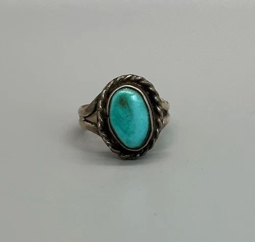 OLD PAWN NAVAJO STERLING SILVER AND TURQUOISE RING SIZE 5 1/2: OLD PAWN NAVAJO STERLING SILVER AND TURQUOISE RING SIZE 5 1/2 Item Description: 5/8 " Tall