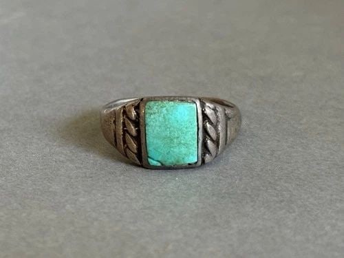 OLD PAWN STERLING SILVER AND TURQUOISE RING SIZE 9 1/2: OLD PAWN STERLING SILVER AND TURQUOISE RING SIZE 9 1/2 Old Pawn Sterling Silver and Turquoise Ring Size 9 1/2 Turquoise has a small crack on one corner .. 3/8" tall