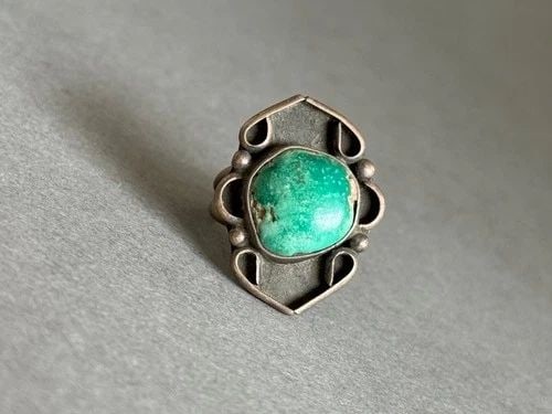 OLD PAWN NAVAJO STERLING SILVER AND TURQUOISE RING SIZE 5 1/4: OLD PAWN NAVAJO STERLING SILVER AND TURQUOISE RING SIZE 5 1/4 Old Pawn Navajo Sterling Silver and Turquoise Ring Size 5 1/4 1" Tall