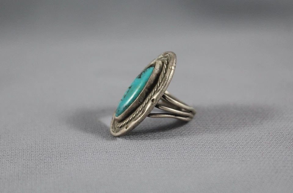 OLD PAWN NAVAJO STERLING SILVER AND TURQUOISE RING SIZE 5 1/2: OLD PAWN NAVAJO STERLING SILVER AND TURQUOISE RING SIZE 5 1/2 Item Description: 1 1/4” tall