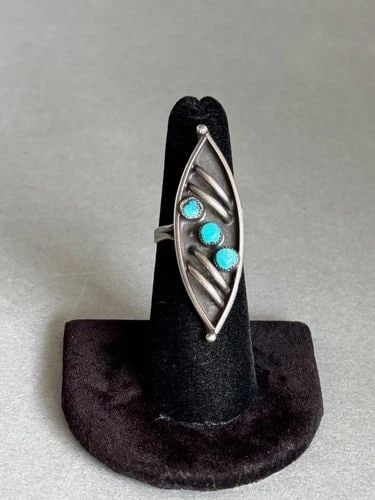 VINTAGE ZUNI STERLING SILVER AND TURQUOISE RING SIGNED D E DISHTA SIZE 6 1/2: VINTAGE ZUNI STERLING SILVER AND TURQUOISE RING SIGNED D E DISHTA SIZE 6 1/2 Vintage Zuni Sterling Silver and Turquoise Ring Signed D E Dishta Size 6 1/2 1 3/4" Tall