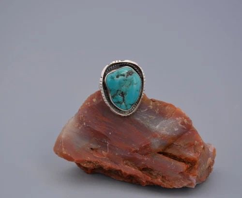 VINTAGE SOUTHWEST STERLING SILVER TURQUOISE RING - HAND CHISELLED SETTING - SZ 7: VINTAGE SOUTHWEST STERLING SILVER TURQUOISE RING - HAND CHISELLED SETTING - SZ 7 Item Description: The front of the ring measures 1" tall. The ring size is 7. This ring is in great vintage condition.S