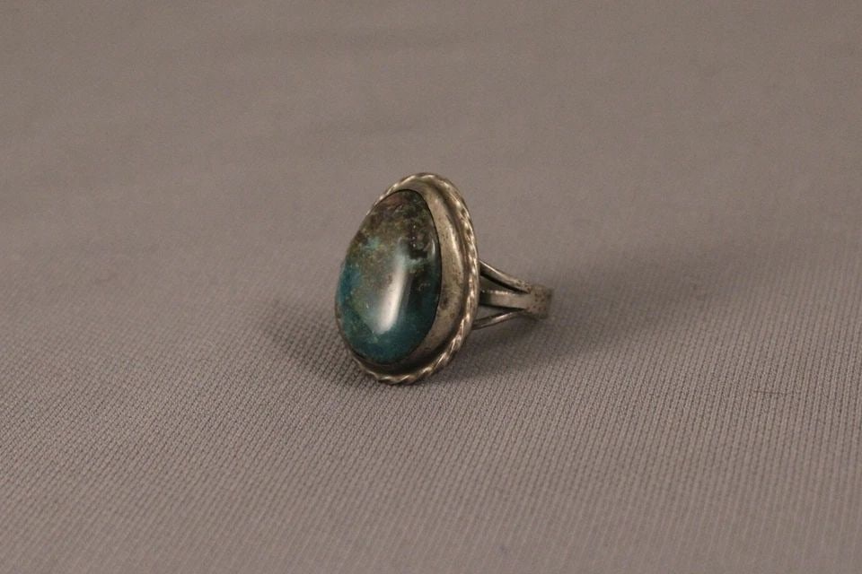 OLD PAWN NAVAJO STERLING SILVER AND TURQUOISE RING SIZE 6 3/4: OLD PAWN NAVAJO STERLING SILVER AND TURQUOISE RING SIZE 6 3/4 Item Description: 1" tall