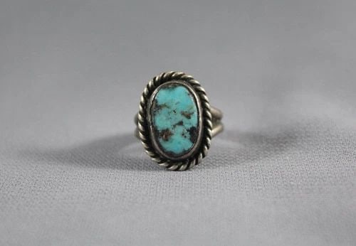OLD PAWN NAVAJO STERLING SILVER AND TURQUOISE RING SIZE 4: OLD PAWN NAVAJO STERLING SILVER AND TURQUOISE RING SIZE 4 Item Description: 3/4” tall