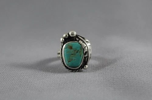 OLD PAWN NAVAJO STERLING SILVER AND TURQUOISE RING SIZE 4: OLD PAWN NAVAJO STERLING SILVER AND TURQUOISE RING SIZE 4 Item Description: 7/8” tall
