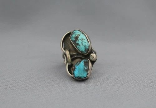 OLD PAWN NAVAJO STERLING SILVER AND TURQUOISE RING SIZE 6 1/8: OLD PAWN NAVAJO STERLING SILVER AND TURQUOISE RING SIZE 6 1/8 Item Description: 1 1/8" tall