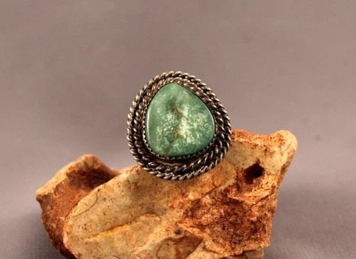 OLD PAWN NAVAJO STERLING SILVER AND TURQUOISE RING SIZE 7: OLD PAWN NAVAJO STERLING SILVER AND TURQUOISE RING SIZE 7 Item Description: 1" tall