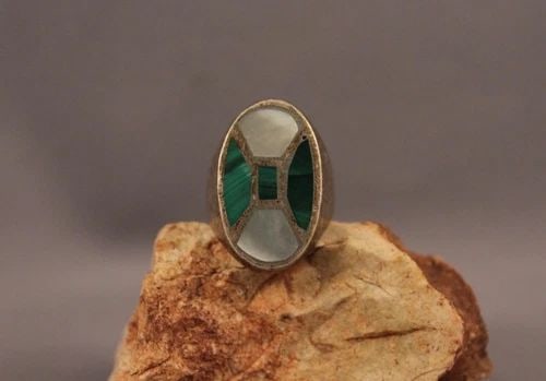 OLD PAWN ZUNI INLAID STERLING AND MALACHITE AND SHELL RING SIZE 7 3/4 (1 of 2)