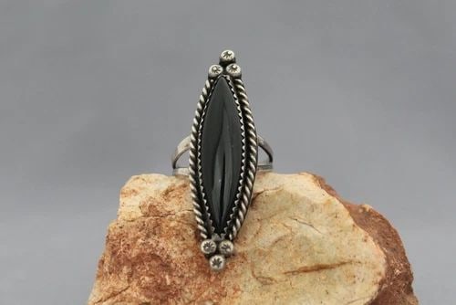 OLD PAWN NAVAJO STERLING SILVER AND BLACK JET STONE RING SIZE 6 3/4: OLD PAWN NAVAJO STERLING SILVER AND BLACK JET STONE RING SIZE 6 3/4 Item Description: 1 5/8" tall