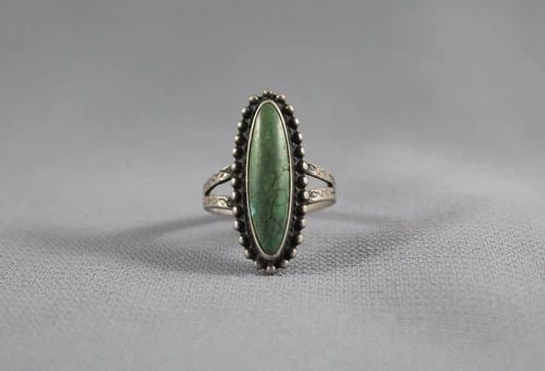 OLD PAWN NAVAJO STERLING SILVER AND TURQUOISE RING SIZE 6 1/2: OLD PAWN NAVAJO STERLING SILVER AND TURQUOISE RING SIZE 6 1/2 Item Description: 1” tall