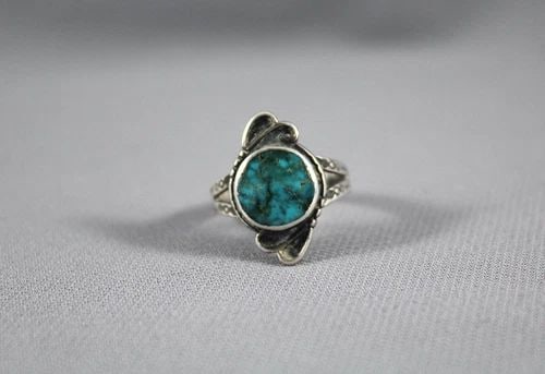 OLD PAWN NAVAJO STERLING SILVER AND TURQUOISE RING SIZE 6: OLD PAWN NAVAJO STERLING SILVER AND TURQUOISE RING SIZE 6 Item Description: 3/4” tall