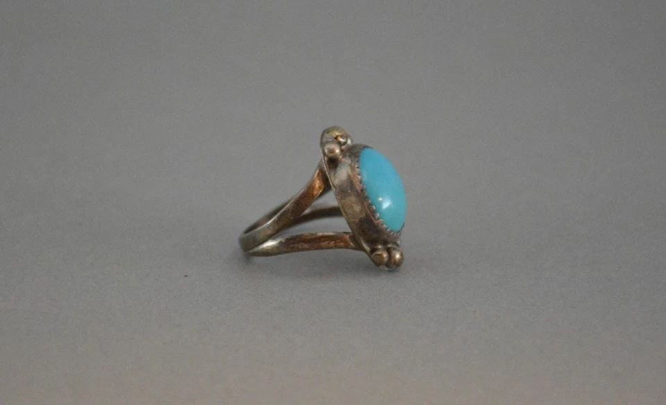 OLD PAWN NAVAJO STERLING SILVER TURQUOISE RING - SIZE 7 1/4 - 7/8" TALL: OLD PAWN NAVAJO STERLING SILVER TURQUOISE RING - SIZE 7 1/4 - 7/8" TALL This old pawn Navajo sterling silver ring has a beautifully shaped and polished turquoise stone. The stone is accented with 6 ra