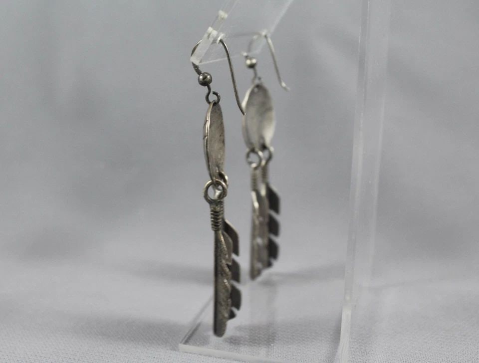 OLD PAWN NAVAJO STERLING SILVER EARRINGS FEATHERS: OLD PAWN NAVAJO STERLING SILVER EARRINGS FEATHERS Item Description: 2 3/4” length