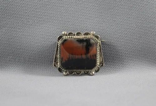 OLD PAWN NAVAJO STERLING SILVER AND PICTURE AGATE STONE PIN: OLD PAWN NAVAJO STERLING SILVER AND PICTURE AGATE STONE PIN Item Description: 1 1/8” w x 1” h