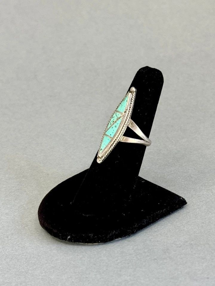 VINTAGE ZUNI STERLING SILVER AND TURQUOISE RING. SIZE 6 (1 of 1)