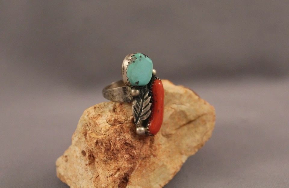 OLD PAWN NAVAJO STERLING SILVER AND TURQUOISE RING SIZE 6: OLD PAWN NAVAJO STERLING SILVER AND TURQUOISE RING SIZE 6 Item Description: 1 1/4" tall