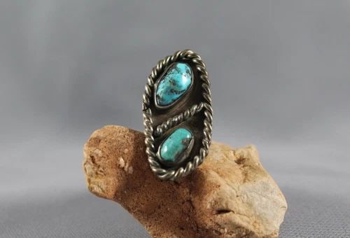OLD PAWN NAVAJO STERLING SILVER AND TURQUOISE RING SIZE 6 1/2: OLD PAWN NAVAJO STERLING SILVER AND TURQUOISE RING SIZE 6 1/2 Item Description: 1 1/2” tall