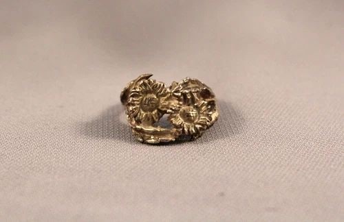 OLD PAWN CAST STERLING SILVER NAVAJO FLOWER RING SIZE 7: OLD PAWN CAST STERLING SILVER NAVAJO FLOWER RING SIZE 7 Item Description: 1/2” Tall