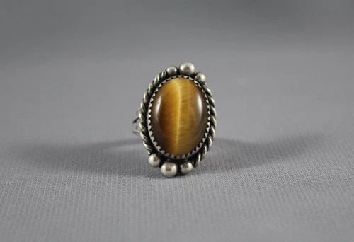 OLD PAWN NAVAJO STERLING SILVER AND TIGERS EYE STONE RING SIZE 5 3/4: OLD PAWN NAVAJO STERLING SILVER AND TIGERS EYE STONE RING SIZE 5 3/4 Item Description: 1” tall