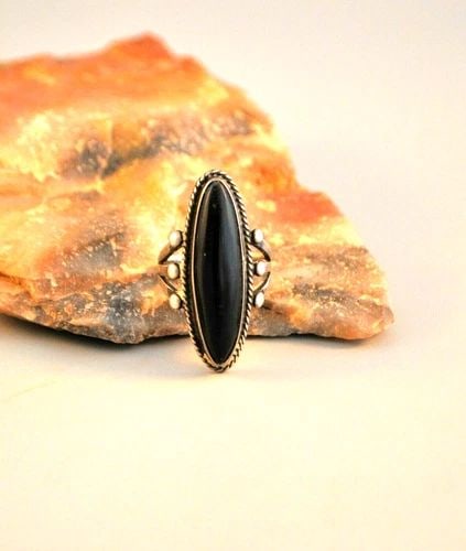OLD PAWN VTG. NAVAJO INDIAN SILVER RING - BEAUTIFUL BLACK ONYX STONE - SZ 5.25: OLD PAWN VTG. NAVAJO INDIAN SILVER RING - BEAUTIFUL BLACK ONYX STONE - SZ 5.25 Item Description: This vintage Navajo silver ring has a beautifully shaped and polished black onyx stone. The front of th