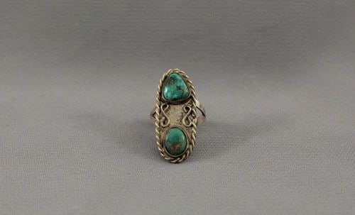 OLD PAWN NAVAJO STERLING SILVER AND TURQUOISE RING SIZE 7 (1 of 2)