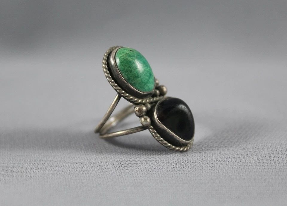 OLD PAWN NAVAJO TURQUOISE AND BLACK STONE RING SIZE 6 1/2: OLD PAWN NAVAJO TURQUOISE AND BLACK STONE RING SIZE 6 1/2 Item Description: 1 1/4” tall