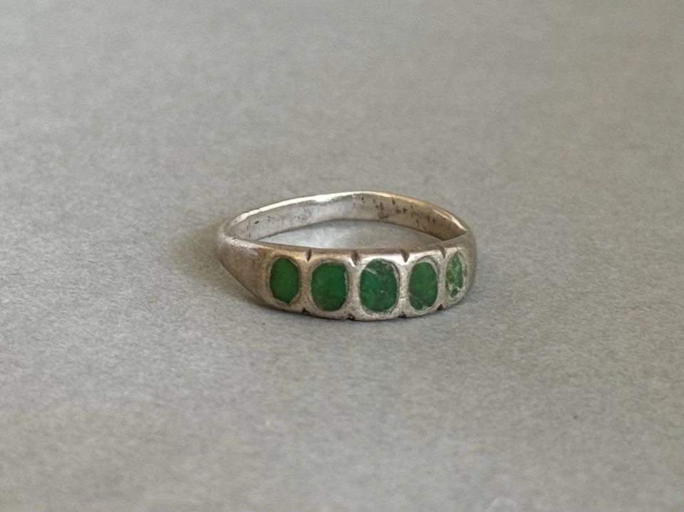 OLD PAWN ZUNI STERLING SILVER WITH INLAID GREEN TURQUOISE RING. SIZE 9: OLD PAWN ZUNI STERLING SILVER WITH INLAID GREEN TURQUOISE RING. SIZE 9 Old Pawn Zuni Sterling Silver with Inlaid Green Turquoise Ring. Size 9 ..1/4" Tall