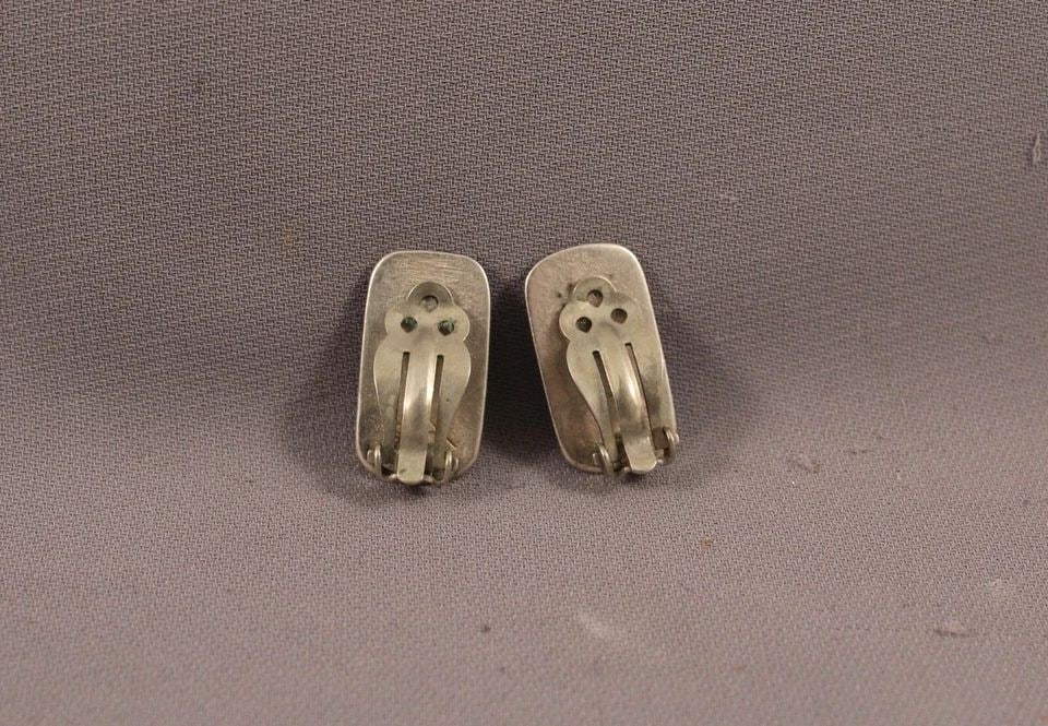VINTAGE NAVAJO CAST STERLING SILVER EARRINGS - KOKOPELLI (1 of 1)