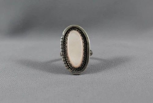OLD PAWN NAVAJO PEARL RING SIZE 7: OLD PAWN NAVAJO PEARL RING SIZE 7 Item Description: 1 1/8” tall
