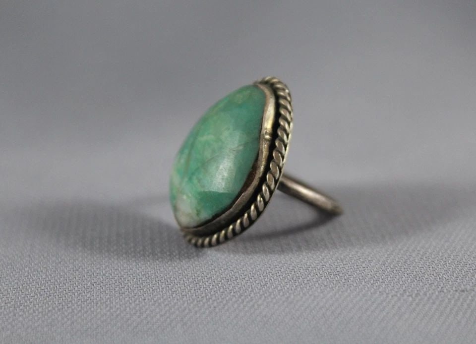 OLD PAWN NAVAJO STERLING SILVER AND TURQUOISE RING SIZE 5 3/4: OLD PAWN NAVAJO STERLING SILVER AND TURQUOISE RING SIZE 5 3/4 Item Description: 1” tall
