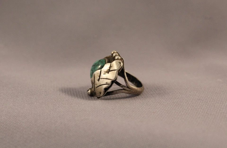 OLD PAWN NAVAJO TURQUOISE RING SIZE 6: OLD PAWN NAVAJO TURQUOISE RING SIZE 6 Item Description: 7/8” tall