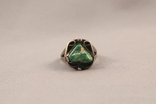 OLD PAWN NAVAJO STERLING SILVER AND TURQUOISE RING SIZE 7 1/2: OLD PAWN NAVAJO STERLING SILVER AND TURQUOISE RING SIZE 7 1/2 Item Description: 5/8” tall
