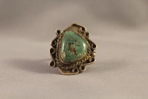 OLD PAWN NAVAJO STERLING SILVER AND TURQUOISE RING SIZE 6 1/4: OLD PAWN NAVAJO STERLING SILVER AND TURQUOISE RING SIZE 6 1/4 Item Description: 1 1/4” tall