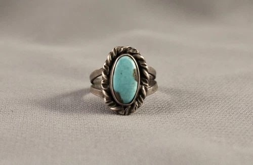 OLD PAWN NAVAJO STERLING SILVER TURQUOISE RING SIZE 7 1/2: OLD PAWN NAVAJO STERLING SILVER TURQUOISE RING SIZE 7 1/2 Item Description: 3/4” Tall