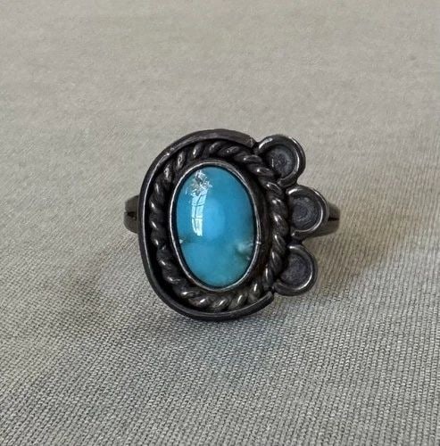 OLD PAWN NAVAJO STERLING SILVER AND TURQUOISE RING SIZE 7: OLD PAWN NAVAJO STERLING SILVER AND TURQUOISE RING SIZE 7 1/2 " Tall 3.75 Grams Throughout the 40 years that I have been in business, I have purchased jewelry from pawn shops throughout the Southwest 