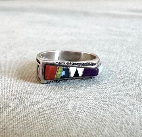 VINTAGE NAVAJO STERLING SILVER AND MULTI STONES RING SIZE 5 1/2: VINTAGE NAVAJO STERLING SILVER AND MULTI STONES RING SIZE 5 1/2 1/4" Tall 4.8 Grams Throughout the 40 years that I have been in business, I have purchased jewelry from pawn shops throughout the Southw