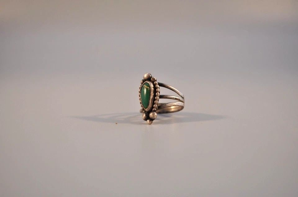 OLD PAWN NAVAJO STERLING SILVER RING - TURQUOISE SIZE 7 1/4: OLD PAWN NAVAJO STERLING SILVER RING - TURQUOISE SIZE 7 1/4 Weight 4.15 Grams- 7/8" Tall