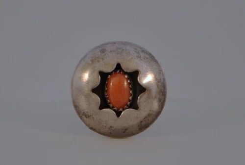 OLD PAWN NAVAJO STERLING SILVER AND CORAL RING SIZE 7 1/2: OLD PAWN NAVAJO STERLING SILVER AND CORAL RING SIZE 7 1/2 Weight 3.25 Grams 3/4" Tall