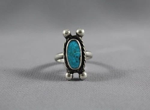 OLD PAWN NAVAJO TURQUOISE RING SIZE 5 1/2: OLD PAWN NAVAJO TURQUOISE RING SIZE 5 1/2 Item Description: 1” tall