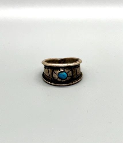 OLD PAWN NAVAJO STERLING SILVER AND TURQUOISE RING SIZE 7 3/4: OLD PAWN NAVAJO STERLING SILVER AND TURQUOISE RING SIZE 7 3/4 Item Description: 1/2 " Tall 7.25 grams