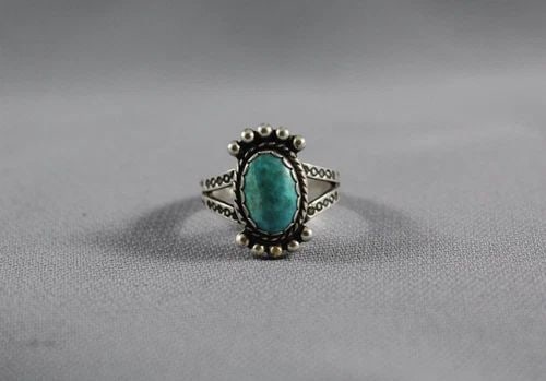 OLD PAWN NAVAJO STERLING SILVER AND TURQUOISE RING SIZE 6: OLD PAWN NAVAJO STERLING SILVER AND TURQUOISE RING SIZE 6 Item Description: 3/4” tall