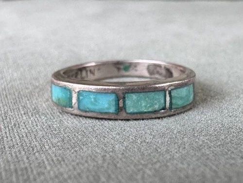 OLD PAWN STERLING SILVER AND TURQUOISE SILVER RING SIZE 7 1/2: OLD PAWN STERLING SILVER AND TURQUOISE SILVER RING SIZE 7 1/2 1/8 " Wide ..3 Grams Size 7 1/2 Throughout the 40 years that I have been in business, I have purchased jewelry from pawn shops throughout 
