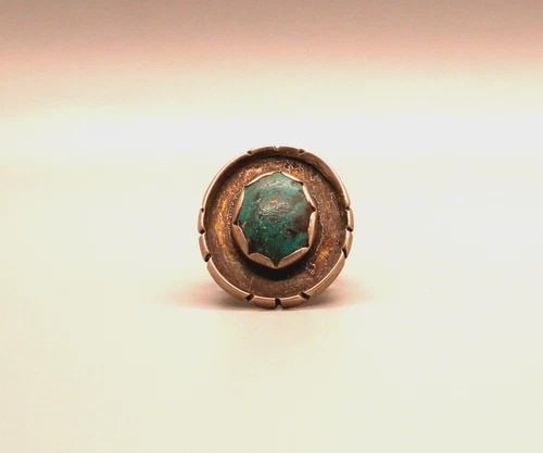 OLD PAWN NAVAJO STERLING SILVER AND TURQUOISE RING SIZE 7 1/2: OLD PAWN NAVAJO STERLING SILVER AND TURQUOISE RING SIZE 7 1/2 Item Description: 1 1/8 ' Tall