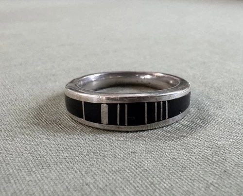 VINTAGE STERLING SILVER BLACK OYNX RING SIZE 6 ..SIGNED AT: VINTAGE STERLING SILVER BLACK OYNX RING SIZE 6 ..SIGNED AT 3/8" Wide 4.7 Grams Throughout the 40 years that I have been in business, I have purchased jewelry from pawn shops throughout the Southwest t