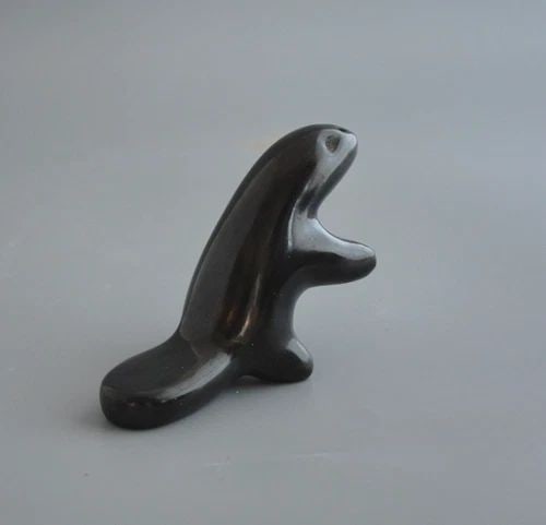 VINTAGE SANTA CLARA PUEBLO FETISH FIGURE POT - BLACK BEAVER - JULIA MARTINEZ: VINTAGE SANTA CLARA PUEBLO FETISH FIGURE POT - BLACK BEAVER - JULIA MARTINEZ This beaver clay figure has been polished to a high sheen and is in great vintage condition. It measures 2 1/2" tall and 4 