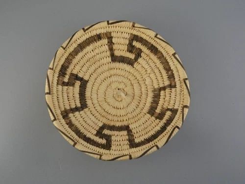 VINTAGE PAPAGO TOHONO O'ODHAM INDIAN BASKET - 4 DIRECTION SPIRAL DESIGN - 8 1/4": VINTAGE PAPAGO TOHONO O'ODHAM INDIAN BASKET - 4 DIRECTION SPIRAL DESIGN - 8 1/4" Item Description: This vintage Papago - Tohono O'odham - Indian basket is 8 1/4" across. It shows a 4 directions spiral